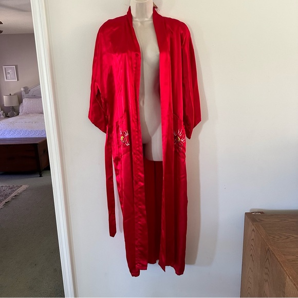 Elegant Red Satin Robe - Picture 4 of 10